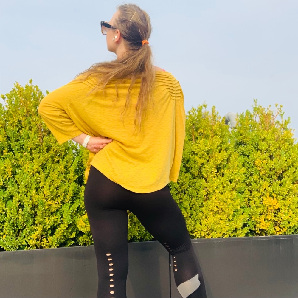 Used Sport leggings with a row of rounded holes on back sport skinny tights Pant
